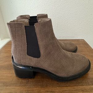 Vince Camuto Women’s Kelivena Heeled Chelsea Boots Sable Suede Croco, 8M/38.5